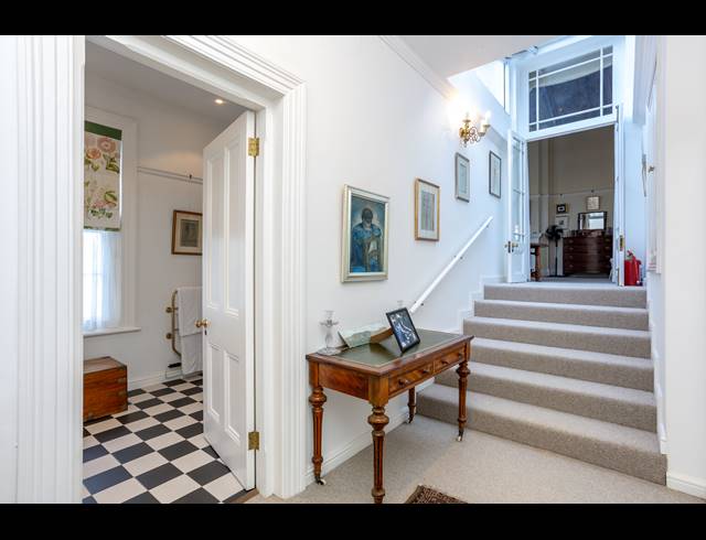5 BEDROOM FREESTANDING TO LET IN CONSTANTIA